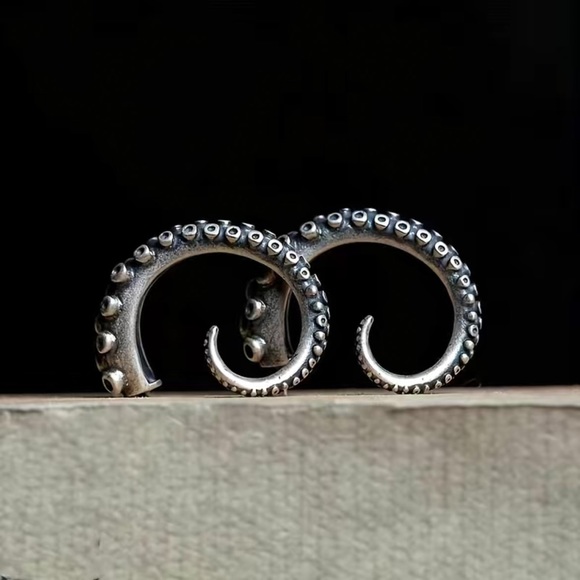 ✨3/$25✨ Octopus Tentacle Stud Earrings - Picture 1 of 5